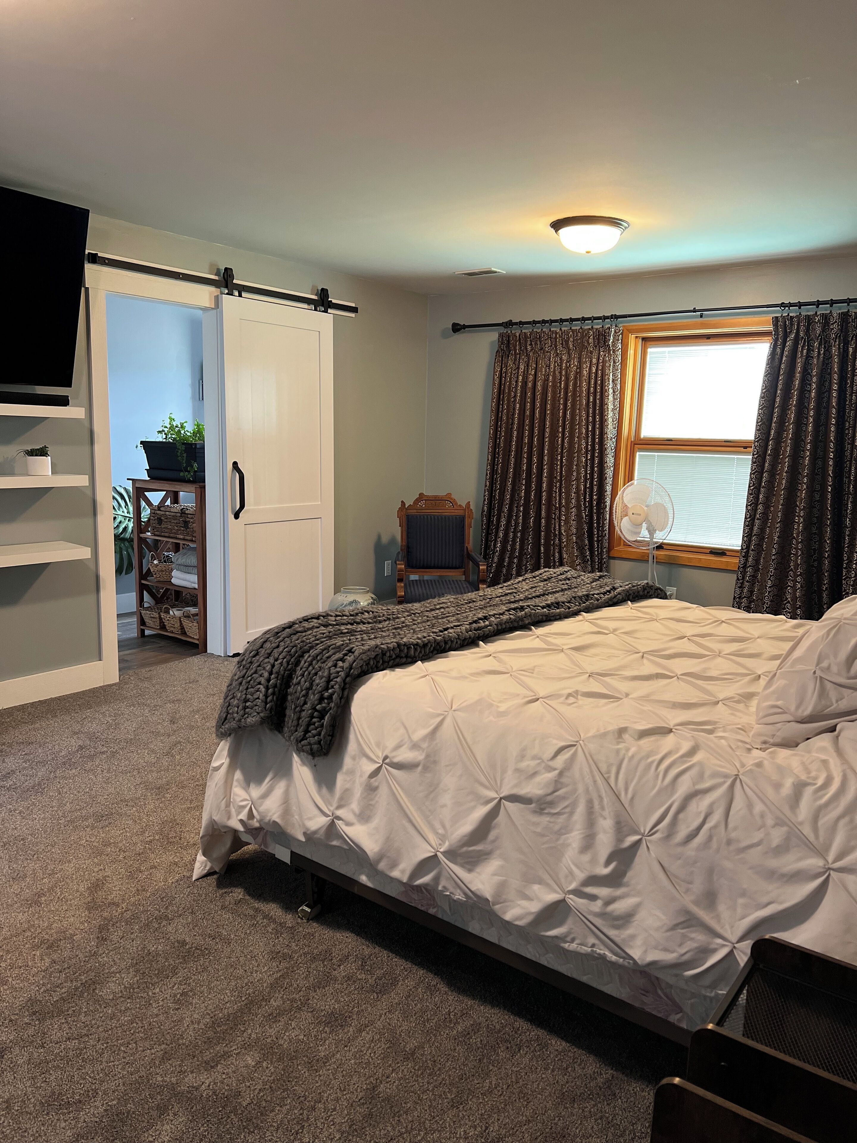 5 sovrum, skrivbord, strykjärn/strykbräda och resesäng