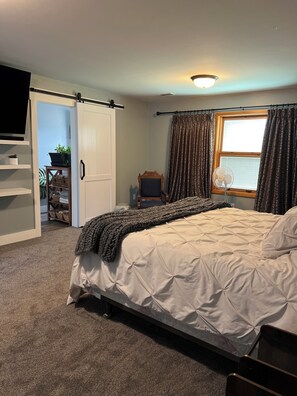 5 bedrooms, desk, iron/ironing board, travel cot