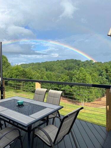 Spacious 5-bedroom lodge with WiFi and AC in peaceful countryside of Kenna,WV