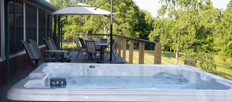 Spacious 5-bedroom lodge with WiFi and AC in peaceful countryside of Kenna,WV