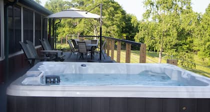 Spacious 5-bedroom lodge with WiFi and AC in peaceful countryside of Kenna,WV