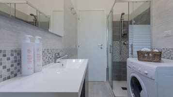 Doccia, asciugacapelli, bidet, asciugamani