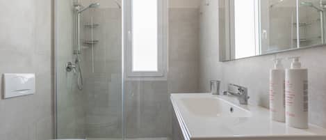 Dusche, Haartrockner, Bidet, Handtücher
