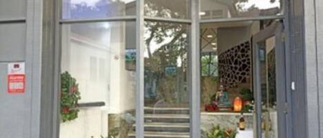 تفاصيل الفندق من الخارج