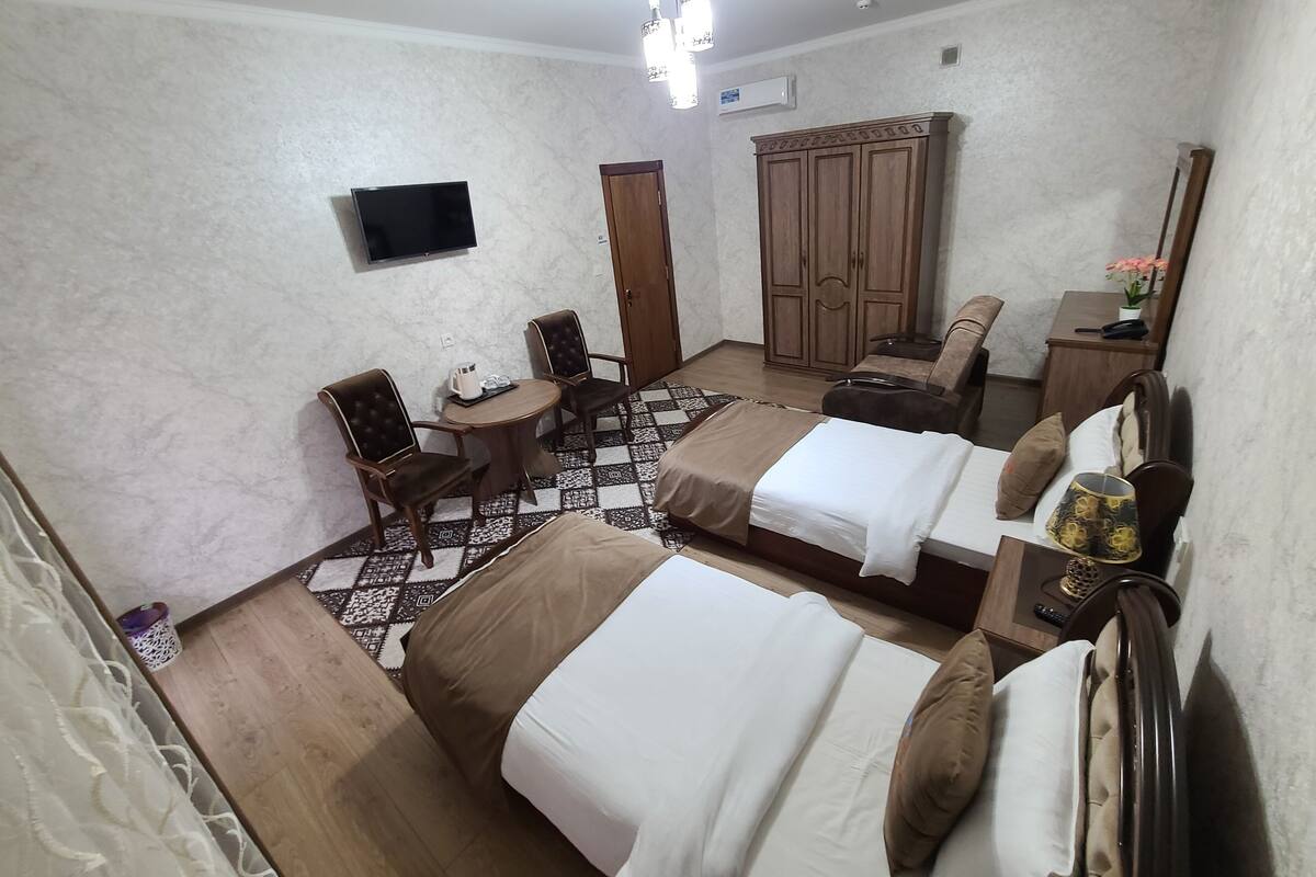 Habitación Deluxe con 2 camas individuales | Escritorio, espacio para trabajar con laptop y wifi gratis