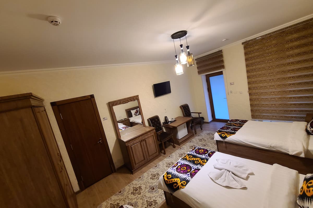 Habitación triple Deluxe | Escritorio, espacio para trabajar con laptop y wifi gratis