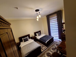 Deluxe-Zweibettzimmer | Schreibtisch, laptopgeeigneter Arbeitsplatz, kostenloses WLAN