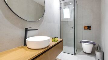 Leilighet – deluxe | Bad | Dusj, toalettartikler (inkludert), hårføner og håndklær