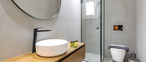 Appartement Deluxe | Salle de bain | Douche, articles de toilette (gratuits), séchoir à cheveux