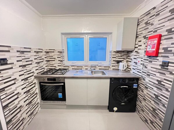 Apartment, 2 Queen Beds | Private kitchen | Fridge, microwave, oven, stovetop - Lovely 2-bedroom Flat in London Stratford (London)