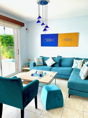 Smart TV, DVD player, books, stereo - Endless seaviews and private pool -- and a stroll to Coral Bay! (Coral Bay)