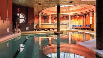 3 indendørs pools, sæsonbestemt udendørs pool