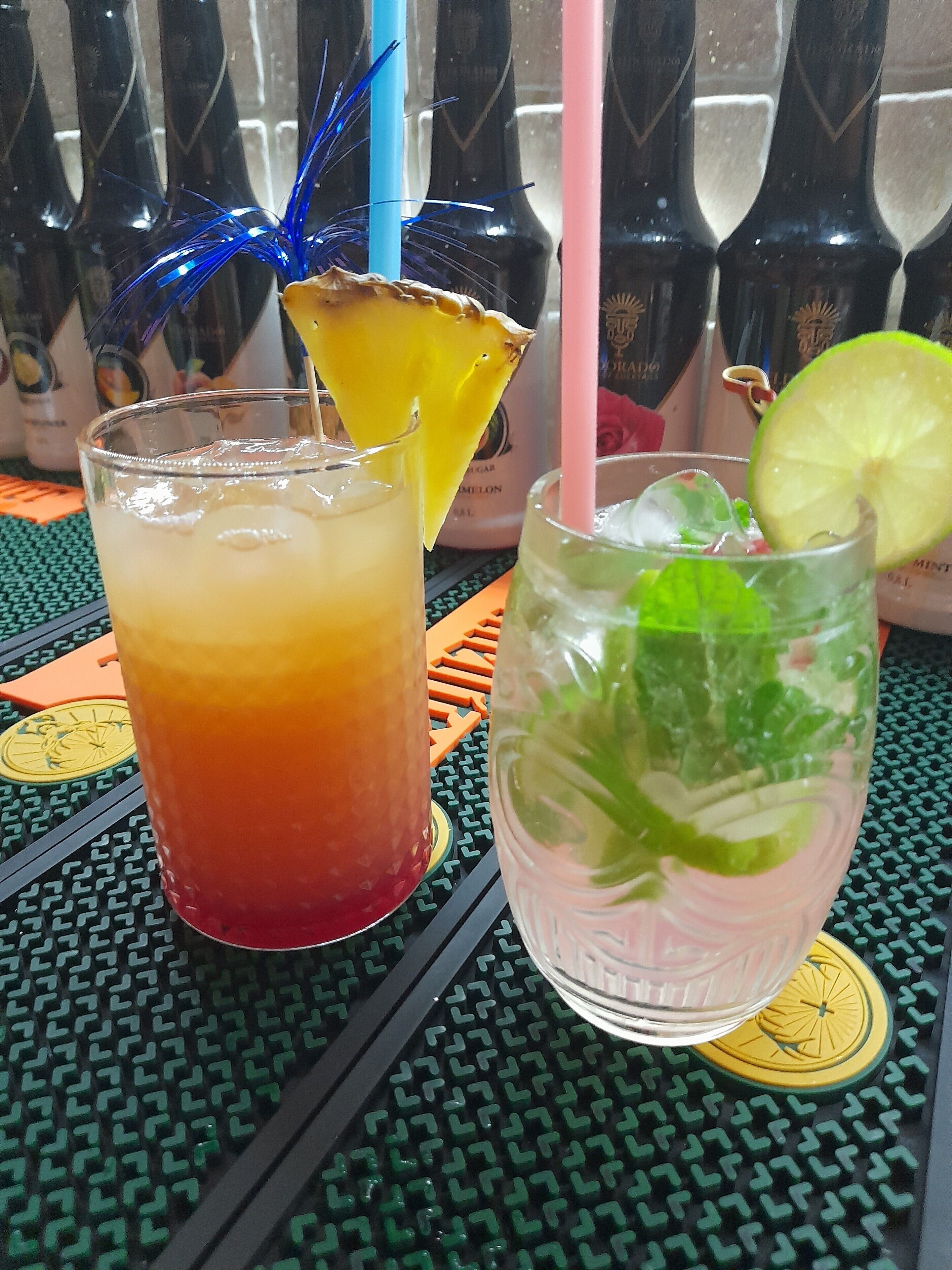 Dos bebidas sobre una mesa con superficie decorada.