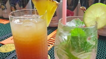 Dos bebidas sobre una mesa con superficie decorada.
