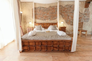 Romantikus szoba kétszemélyes ággyal | Hipoallergén ágynemű, minibár, széf a szobában és egyedi berendezés