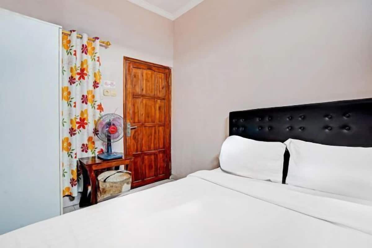 Espacio para trabajar con laptop, wifi gratis y ropa de cama