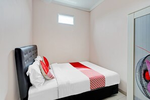 Habitación estándar doble | Espacio para trabajar con un portátil, wifi gratis, ropa de cama