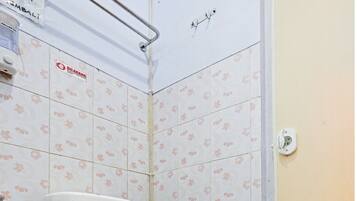 Economy Double Room | Bathroom | Shower, towels