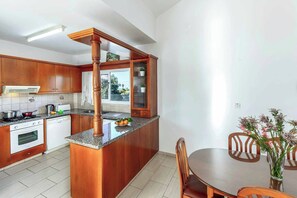 Fridge, microwave, oven, dishwasher - Villa Orange Grove (Pegeia)