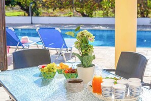 Outdoor dining - Villa Orange Grove (Pegeia)