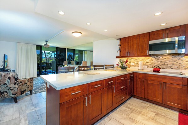 Refrigerador, microondas, horno y parrilla de estufa 