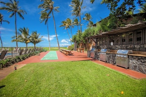 Outdoor dining - Waiohuli Beach Hale B-108 Great Location, Ocean Front Complex, Steps to Beach (Kihei)