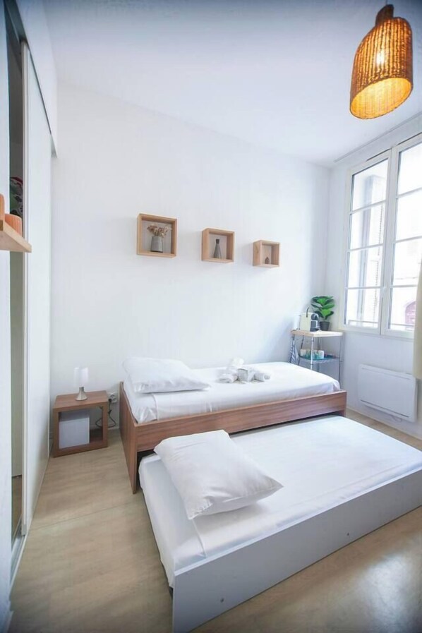 Tabla de planchar con plancha, wifi, ropa de cama