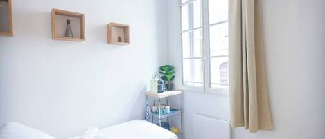 Tabla de planchar con plancha, wifi y ropa de cama