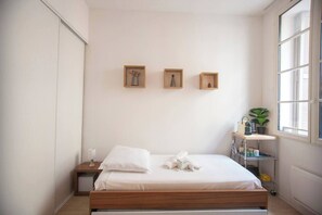 Tabla de planchar con plancha, wifi, ropa de cama
