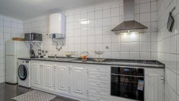 KĂŒhlschrank, Mikrowelle, Ofen, Herdplatte