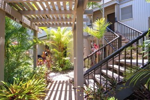 المنطقة المحيطة بالمنشأة