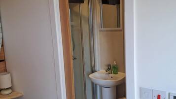 Studio | Bathroom | Shower, hair dryer, towels