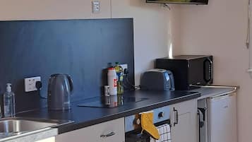 Estudio | Cocina privada | Refrigerador, microondas, horno y parrilla de estufa