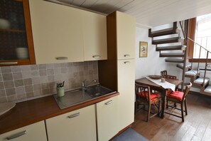 Appartement, plusieurs lits | Cuisine privée | Réfrigérateur, micro-ondes, four, plaque de cuisson
