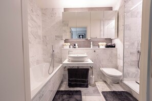 Deluxe Apartment, 3 Bedrooms, City View | Bathroom | Combined shower/tub, rainfall showerhead, towels - Three Bed City View near Billingsgate (London)