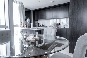 Departamento Deluxe, 3 habitaciones, vista a la ciudad | Servicio a la habitación