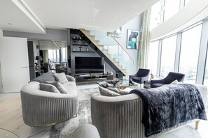 Departamento Deluxe, 3 habitaciones, vista a la ciudad | Área de sala de estar