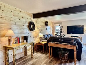 Smart-TV, Kamin, Bücher