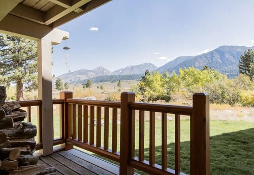 Creekside mountain retreat by park, skating rink, creek, bike paths & more!