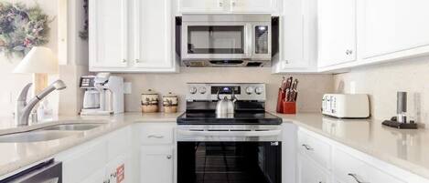 Frigorifero, microonde, forno, piano cottura