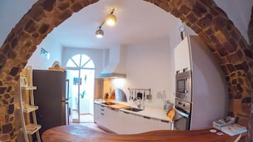 Frigorífico, microondas, horno y placa de cocina