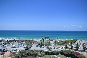 A coastal parking area with a view of the ocean. - HaTsuk Sea-View Studio by Sea N' Rent (Herzliya)