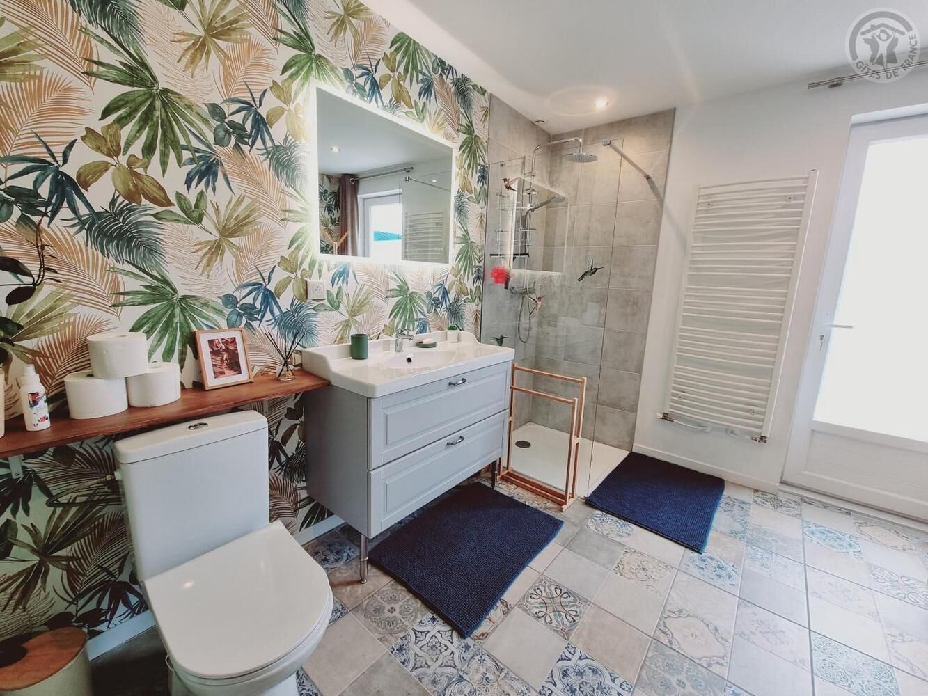 Een douche, een haardroger, handdoeken, zeep