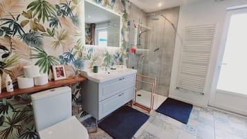 Een douche, een haardroger, handdoeken, zeep