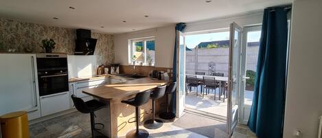 Microondas, horno, placa de cocina y lavavajillas