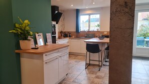 Kjøleskap, mikrobølgeovn, ovn og kokeplater