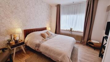 4 bedrooms, iron/ironing board, WiFi, bed sheets