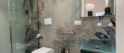 Een douche, een haardroger, een bidet, handdoeken