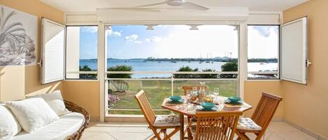 تناول الطعام بالخارج