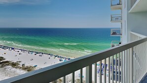 Ein Balkon mit Blick auf Strand und Meer.